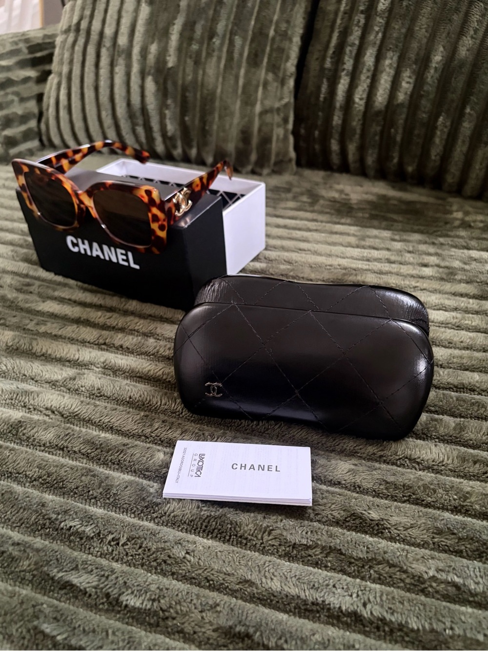 CHANEL Tortoiseshell Cat-Eye Sunglasses - Brown and Amber - Picture 3 of 7